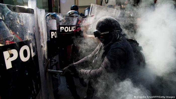 Περιστολή δικαιωμάτων στο όνομα της πανδημίας