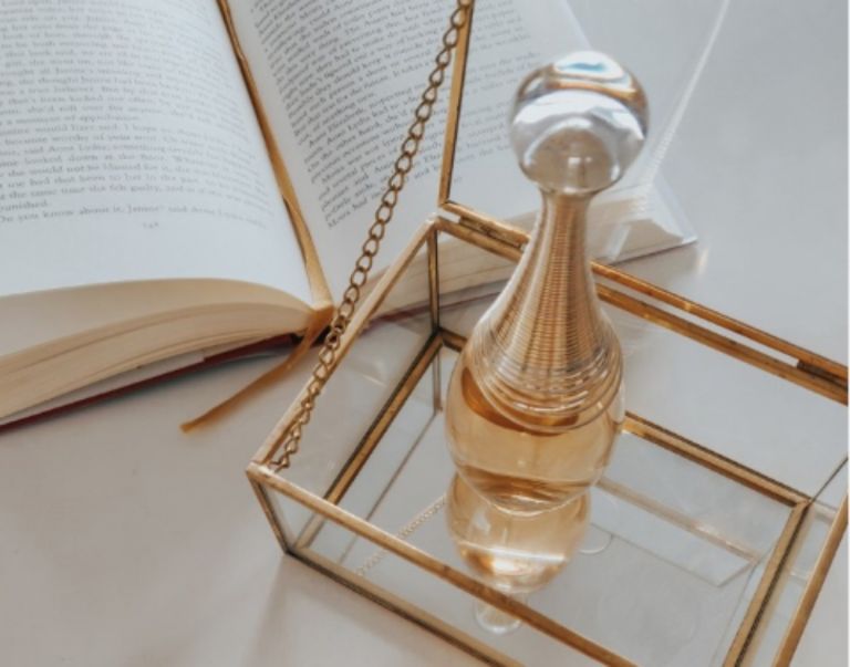 4 μυστικά (που δεν σας είπε κανείς) για να φοράτε σωστά το αγαπημένο σας άρωμα