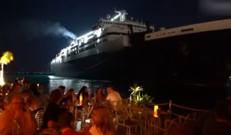 Χίος: Tο απίστευτο μπαρ που τα πλοία περνούν ξυστά δίπλα στους θαμώνες