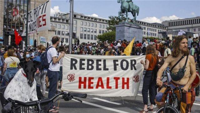 Μαζικές διαδηλώσεις αρνητών του κοροναϊού σε Αγγλία και Βέλγιο