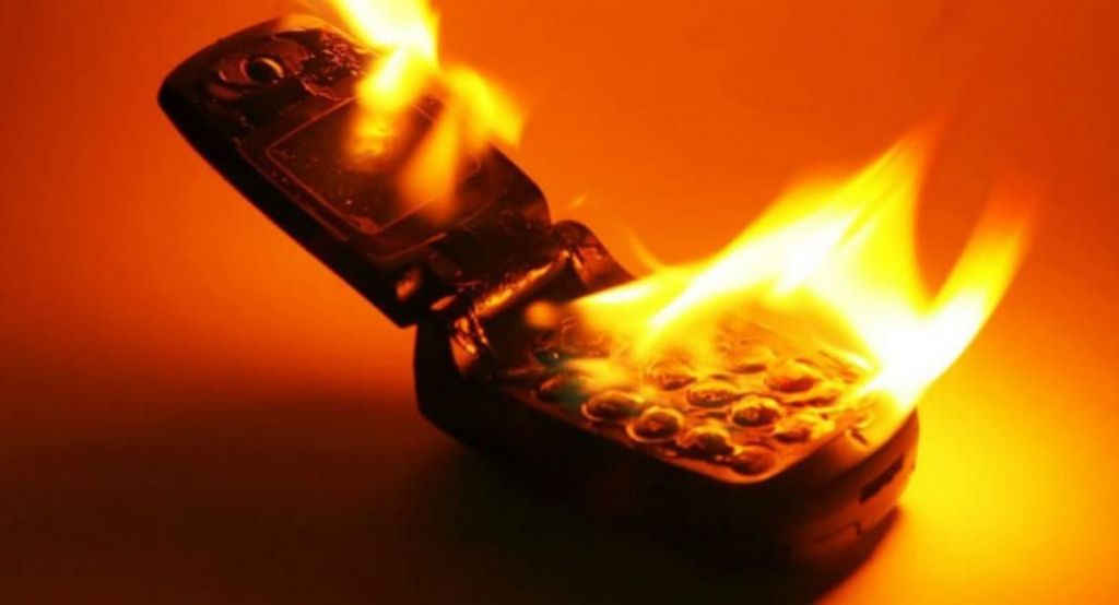 Βόλος: Κινδύνευσε να καεί 19χρονη – Πήρε φωτιά το κινητό της όταν μιλούσε