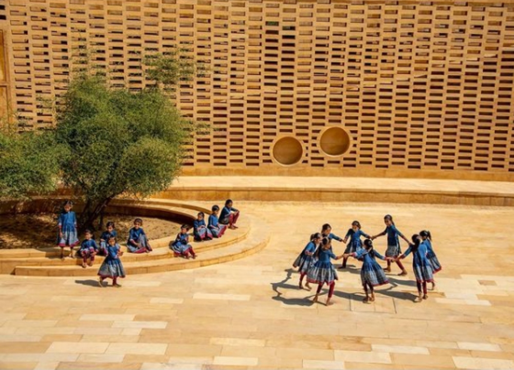 Ένα σχολείο θηλέων στην έρημο της Ινδίας εμπνέεται από τα σύμβολα της θηλυκότητας