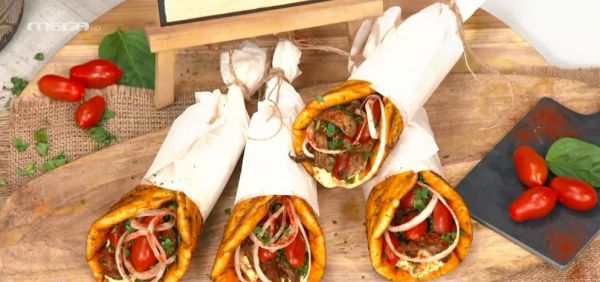 Ο Μάνος Δημητρούλης μάς φτιάχνει τον πιο νόστιμο σπιτικό γύρο