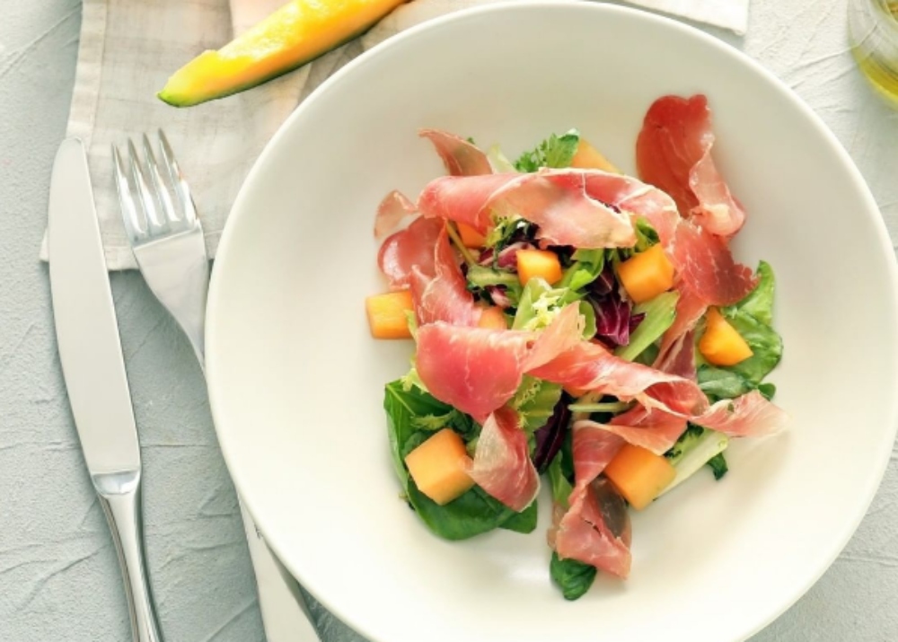 Σαλάτα µε πεπόνι, τραγανό προσούτο και γραβιέρα