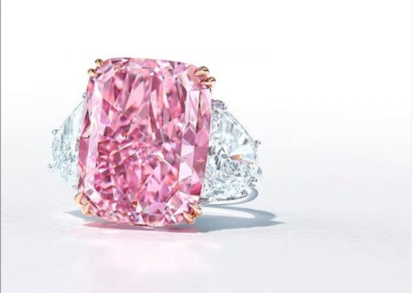 Το σπάνιο ροζ διαμάντι που «έσπασε» το ρεκόρ τιμής σε δημοπρασία