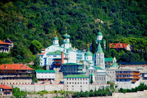 Άγιο Όρος: Πράσινο φως για ηλεκτροδότηση με φωτοβολταϊκά