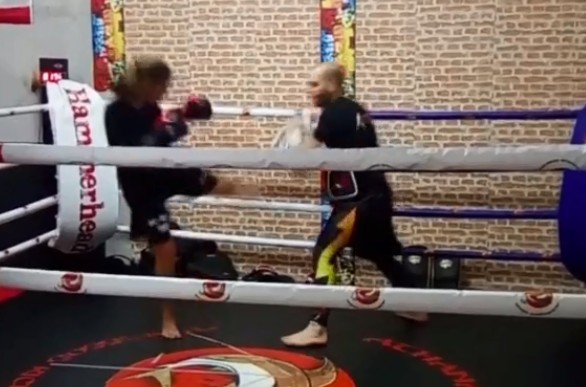 Γλυκά Νερά: Βίντεο με την αδικοχαμένη Καρολάιν να κάνει προπόνηση kick boxing