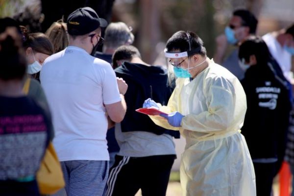 Αυστραλία: Η διστακτικότητα για τον εμβολιασμό μετατρέπει τους πολίτες σε «εύκολους στόχους»