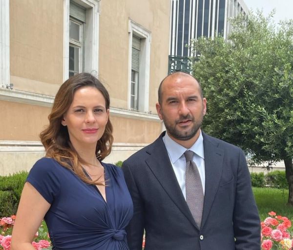 Αχτσιόγλου: Ποζάρει με φουσκωμένη κοιλίτσα μαζί με τον Δημήτρη Τζανακόπουλο