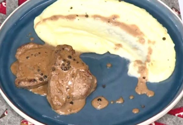 Μοσχαρίσιο φιλέτο με σάλτσα πιπεριού και πουρέ πατάτας από τον Απόστολο Ρουβά