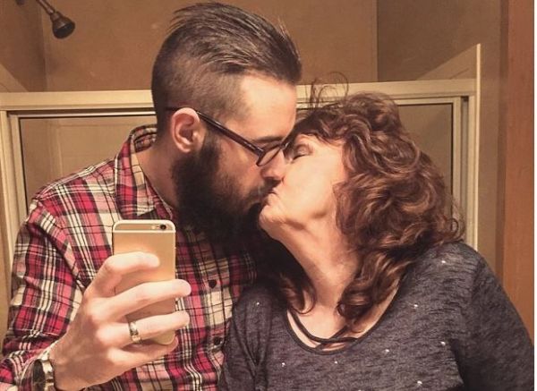 Aυτό θα πει έρωτας με διαφορά: 18χρονος γνώρισε 71χρονη στην κηδεία του γιου της και την παντρεύτηκε