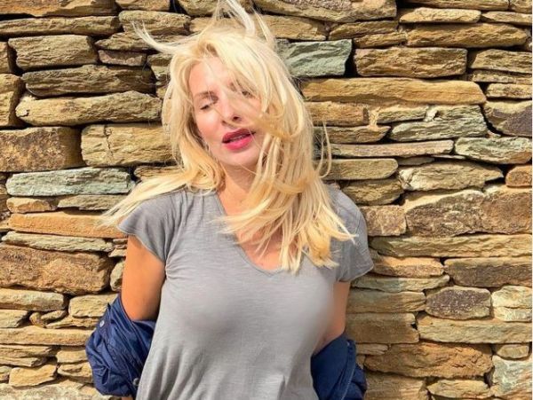 Ελένη Μενεγάκη: Η εντυπωσιακή φωτογραφία της με λευκή ολόσωμη φόρμα που έγινε viral