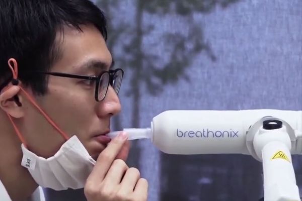 Κοροναϊός: Εγκρίθηκε τεστ αναπνοής που εντοπίζει τη μόλυνση – Aποτελέσματα σε λιγότερο από ένα λεπτό