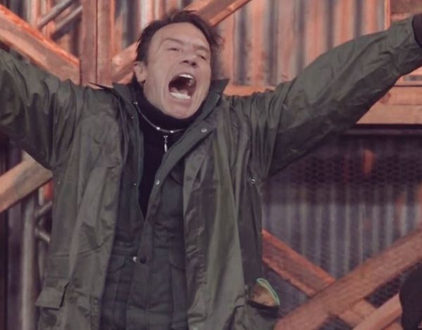 Η Φάρμα: O Στράτος Τζώρτζογλου από… τη σχολή παπάδων του Τριαντάφυλλου