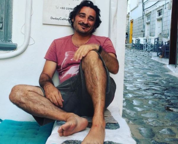 Βασίλης Χαραλαμπόπουλος: Συγκινεί ξανά για το κουτάβι που έσωσε από τα σκουπίδια