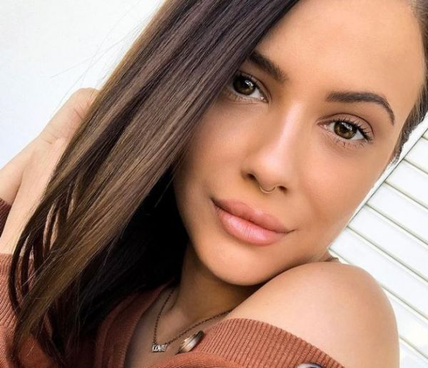 Λάουρα Νάργες: Αγκαλιά με την κούκλα μαμά της – Σαν δυο σταγόνες νερό