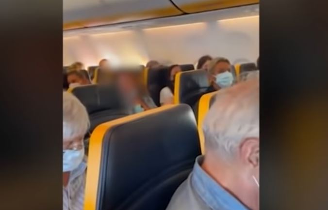 Ιταλία: Αρνήθηκε να φορέσει μάσκα σε πτήση – Αρχισε να κλωτσάει και να φτύνει