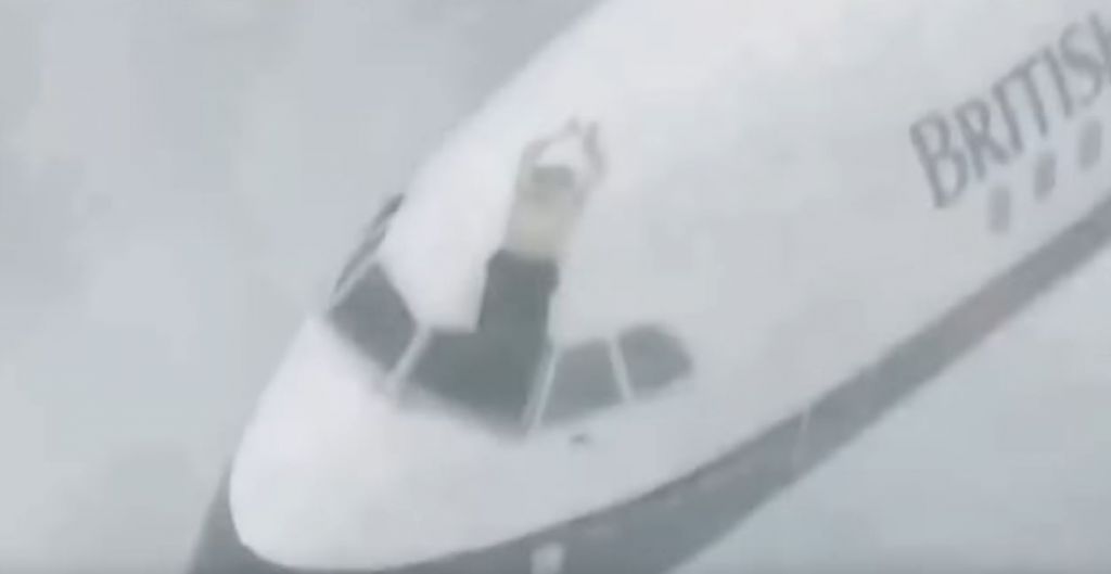 Τιμ Λάνκαστερ: Η ιστορία του πιλότου που αιωρούνταν έξω από το αεροπλάνο στα 23.000 πόδια και επέζησε