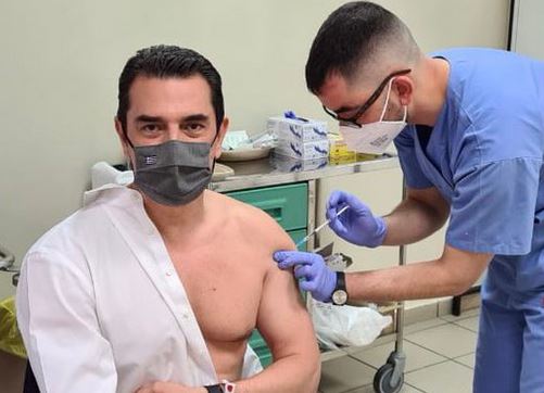 Εμβολιάστηκε κατά του κοροναϊού ο Κώστας Σκρέκας