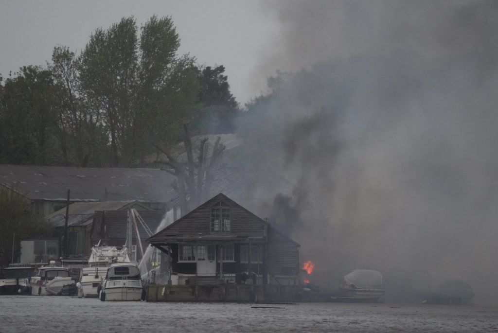 Τάμεσης: Μεγάλη φωτιά στην αποβάθρα – Σύννεφο καπνού σκέπασε το Δυτικό Λονδίνο