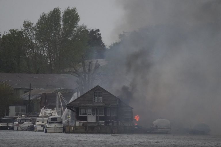 Τάμεσης: Μεγάλη φωτιά στην αποβάθρα – Σύννεφο καπνού σκέπασε το Δυτικό Λονδίνο