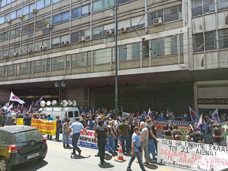 Σε θέσεις μάχης για το 8ωρο – Συγκέντρωση συνδικάτων έξω από το υπ. Εργασίας
