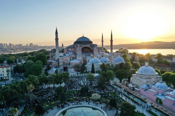 Αγιά Σοφιά: Εκατοντάδες μουσουλμάνοι στην πρώτη προσευχή για το Μπαϊράμι