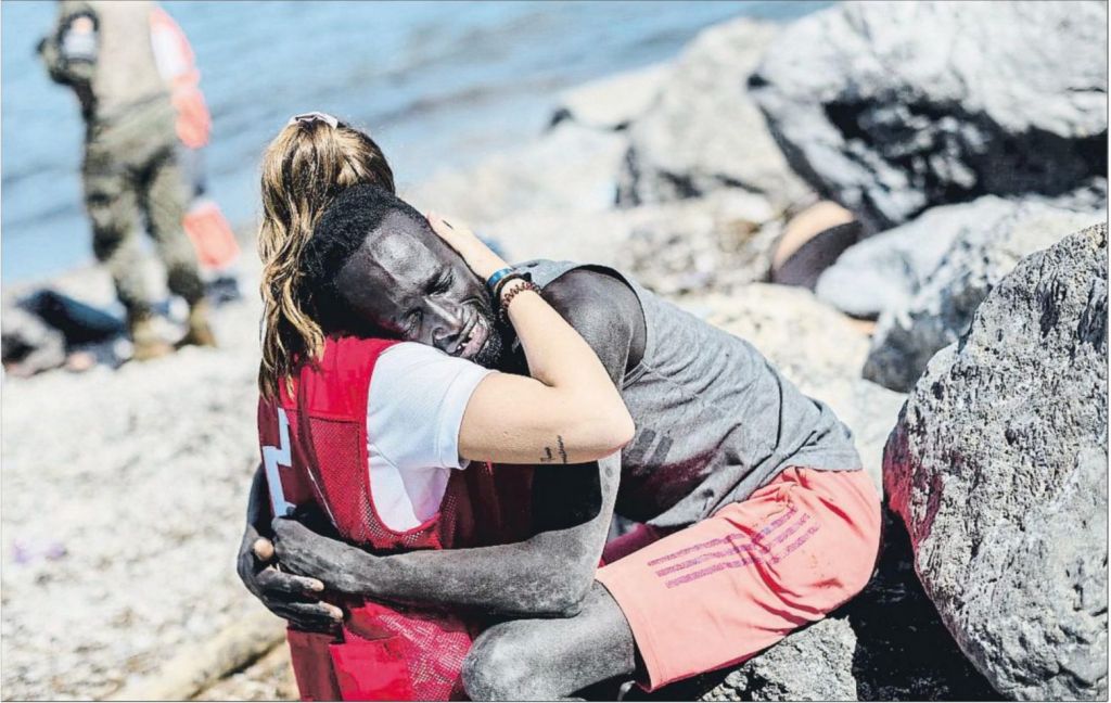 Ισπανία: Ρατσιστικό μίσος από ακροδεξιούς στην εθελόντρια που αγκάλιασε τον μετανάστη από τη Σενεγάλη