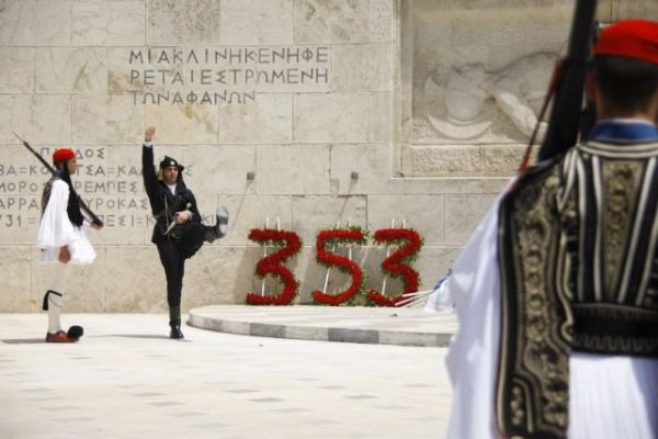Ηρώδου Αττικού: Πρώην ΟΥΚάς επιχείρησε να αρπάξει το όπλο από Εύζωνα
