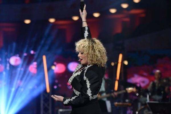 Ροκάρει με το «Έλα» η Ζουγανέλη στη σκηνή του MEGA