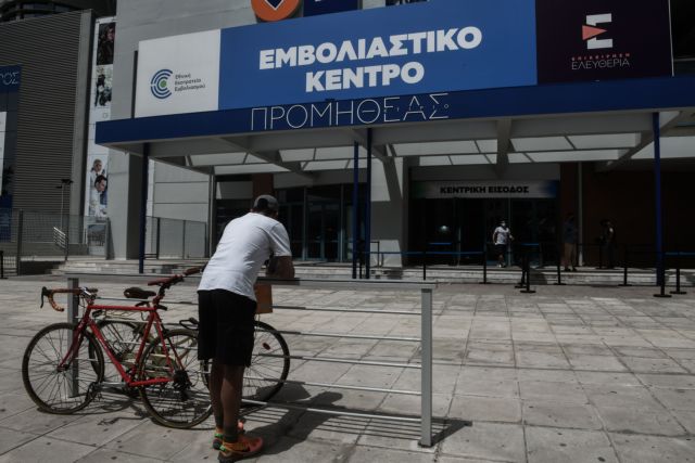 «Χαμηλές πτήσεις» για τους εμβολιασμούς στην Ελλάδα – Τα στοιχεία ανά ηλικιακή ομάδα και η σύγκριση με άλλες χώρες της ΕΕ