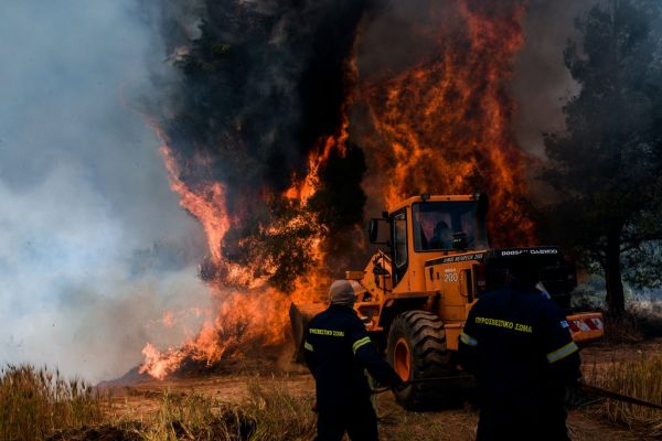 Φωτιά σε Κορινθία και Δυτική Αττική: Αναζωπυρώσεις στα πύρινα μέτωπα – Εκκενώνονται οικισμοί