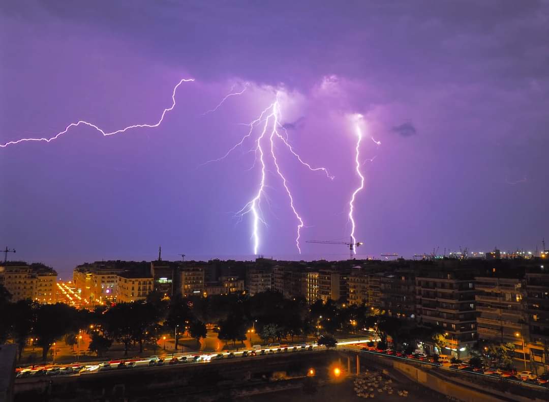 Θεσσαλονίκη: Εντυπωσιακό θέαμα από την καταιγίδα με δεκάδες κεραυνούς [εικόνες]