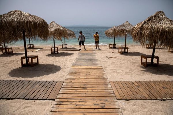 Άλλο ένα βήμα προς την κανονικότητα – Ανοίγουν σήμερα οι οργανωμένες παραλίες – Πώς θα λειτουργήσουν
