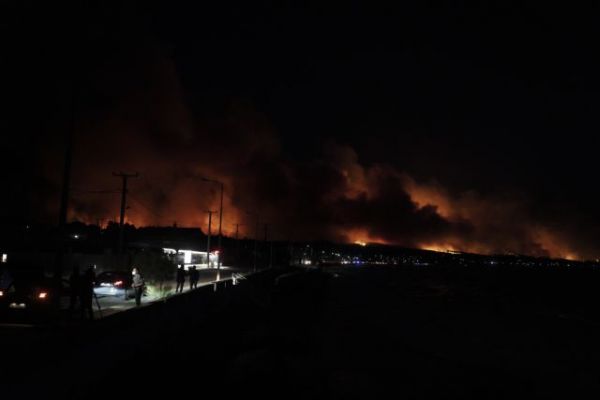 Φωτιά στην Κορινθία: Η χειρότερη νύχτα – Μάχη για ζωές και σπίτια