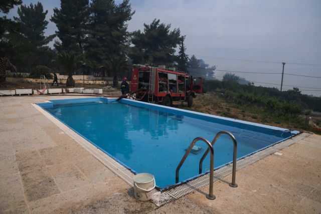 Φωτιά στην Κορινθία: Η στιγμή που πυροσβεστικό όχημα παίρνει νερό από πισίνα σπιτιού