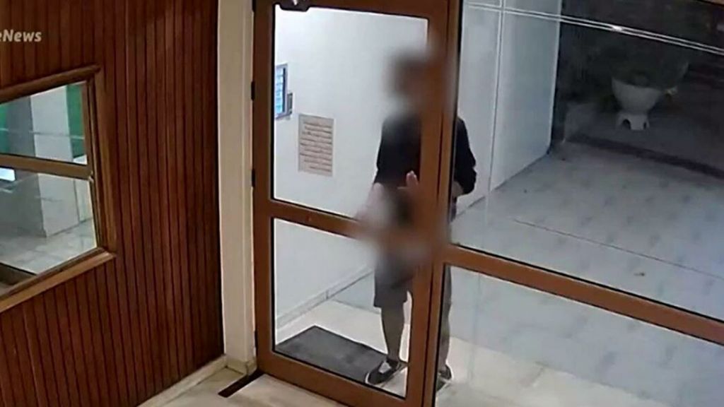 Έφτασε στα δικαστήρια της Ευελπίδων ο 22χρονος επιδειξίας της Νέας Σμύρνης