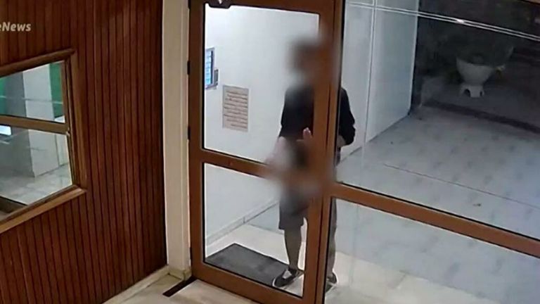 Έφτασε στα δικαστήρια της Ευελπίδων ο 22χρονος επιδειξίας της Νέας Σμύρνης