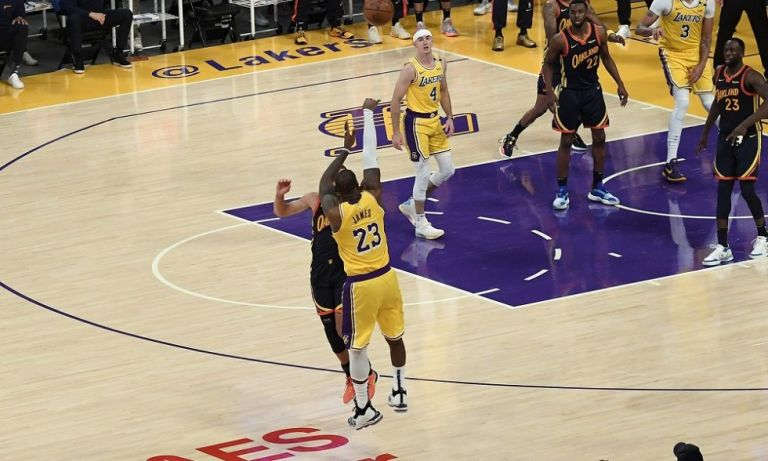 ΛεΜπρόν: Έβλεπα τρία καλάθια, σημάδεψα το μεσαίο