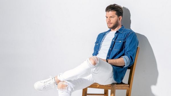 Ο Λούκας Γιώρκας τραγουδάει…. «Για την Ελλάδα»