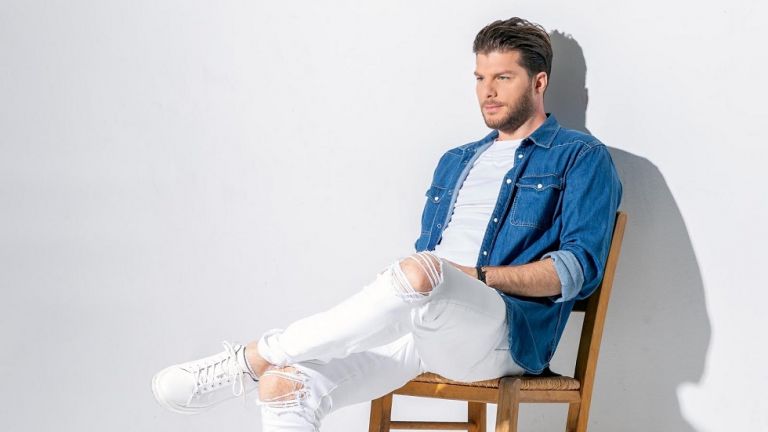 Ο Λούκας Γιώρκας τραγουδάει…. «Για την Ελλάδα»