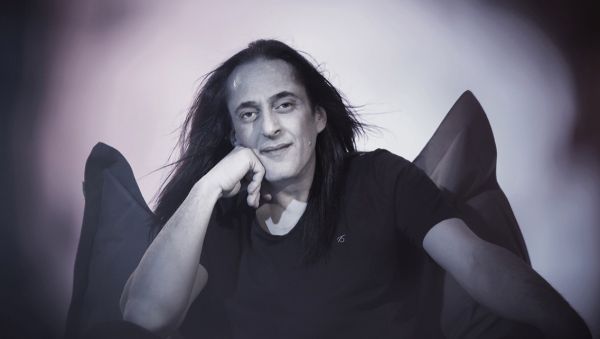 Ο Δημήτρης Λιόλιος τραγουδάει το «τώρα»  μέσα από τα μάτια ενός παιδιού που μεγάλωσε