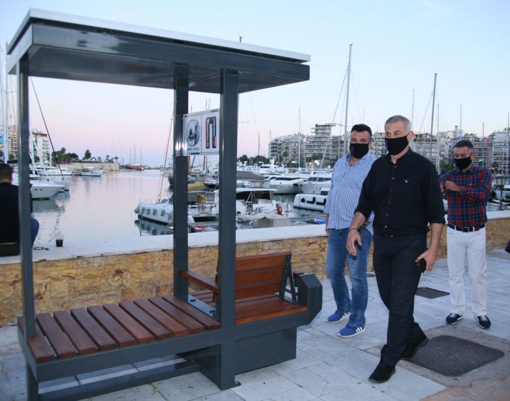 Δήμος Πειραιά: Τοποθέτησε τα πρώτα «έξυπνα» ενεργειακά παγκάκια υποστήριξης ΑμεΑ