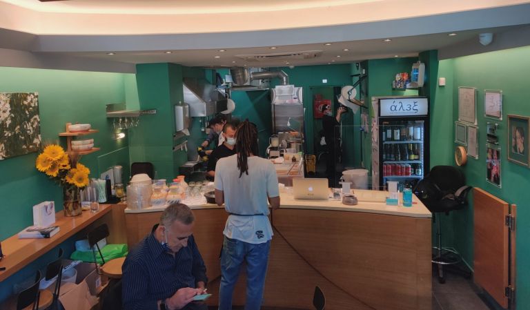 Η Άλεξ Βασιλάτου αντιμετωπίζει τα ζυμαρικά σαν καμβά ζωγραφικής