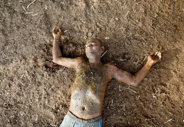 Ινδία: Πιστοί ακόμη και γιατροί καλύπτονται με κοπριά για να προστατευθούν από τον κοροναϊό