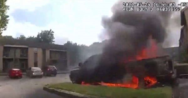 ΗΠΑ: Σοκάρουν οι εικόνες από διάσωση άνδρα από φλεγόμενο αυτοκίνητο