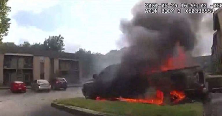 ΗΠΑ: Σοκάρουν οι εικόνες από διάσωση άνδρα από φλεγόμενο αυτοκίνητο