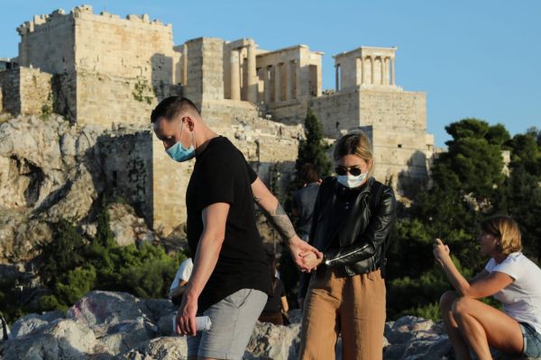 Κοροναϊός: Το παρασκήνιο της σύσκεψης της Επιτροπής – Οι προϋποθέσεις για να «πετάξουμε» τις μάσκες
