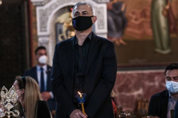 Με τα φαντασμαγορικά πυροτεχνήματα στον Πειραιά εύχεται ο Γιάννης Μώραλης