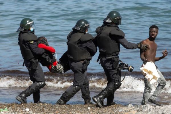 Ισπανία: Ο Σάντσεθ απέλασε 2.700 μετανάστες σε μια μέρα